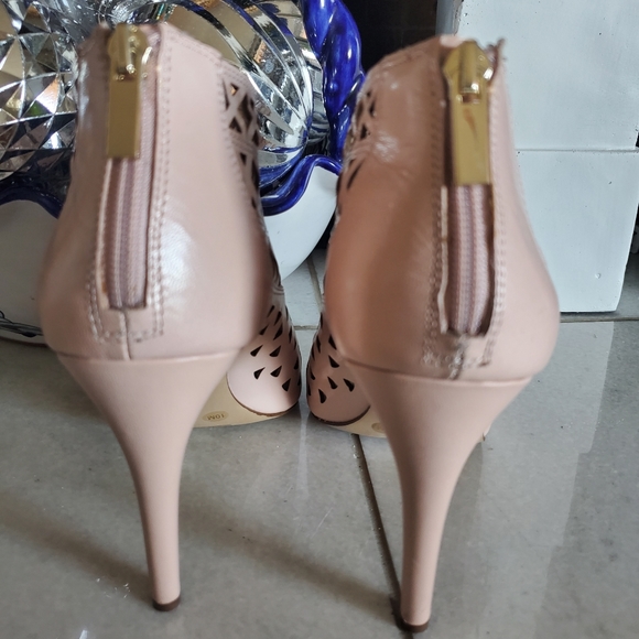Blush- 3 1/2 to 4 inch heels worn once - Picture 3 of 4